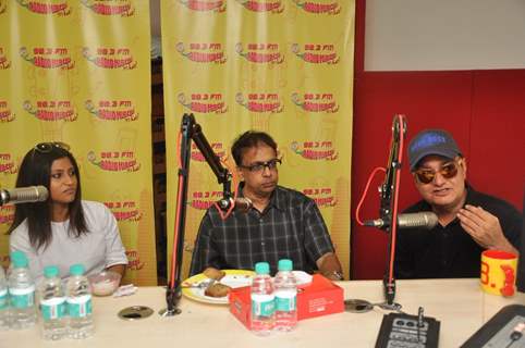 Konkona Sen Sharma, Anant Mahadevan and Vinay Pathak Promotes Gour Hari Dastaan at Radio Mirchi