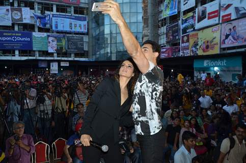 Imran and Kangana Clicks a Selfie With the Students During Promotions of Katti Batti at Umang Fest