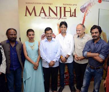 Team Manjhi With Delhi CM for Special Screening of Manjhi - The Maountain Man