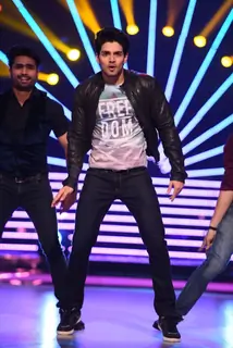 Sooraj Pancholi Performs During Promotions of Hero on Jhalak Dikhla Jaa 8