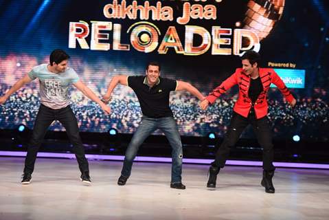 Sooraj and Salman Dances Along with Ganesh Hegde During Promotions of Hero on Jhalak Dikhla Jaa 8