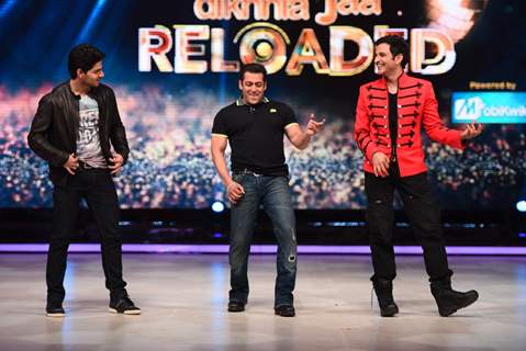 Sooraj and Salman Dances Along with Ganesh Hegde During Promotions of Hero on Jhalak Dikhla Jaa 8