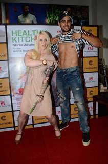 Sidharth Malhotra Shows his Abs at Healthy Kitchen Book Launch