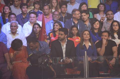 Abhishek Bachchan, Dhoni, Nita Ambani and Saif Ali at Pro Kabaddi Finale