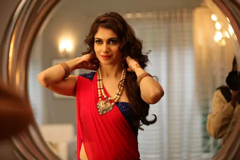 Sai Lokur in Kis Kisko Pyaar Karoon