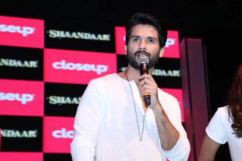 Shahid Kapoor interacts with the fans at the Close Up First Move Party