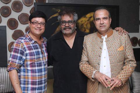 Suresh Wadkar poses with Sachin Pilgaonkar and Hriharan at his Birthday Bash