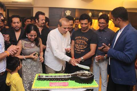 Cake cutting ceremony at Suresh Wadkar's Birthday Bash