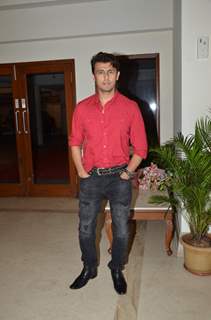 Sonu Niigam poses for the media at Suresh Wadkar's Birthday Bash