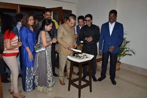 Suresh Wadkar cuts his Birthday Cake