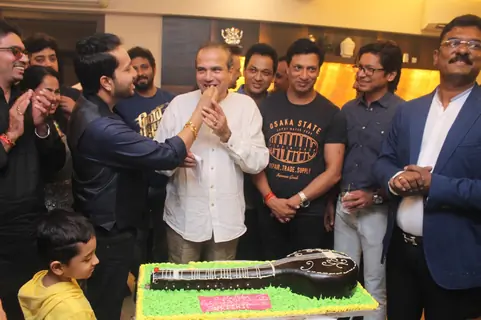 Mika Singh feeding cake to Suresh Wadkar