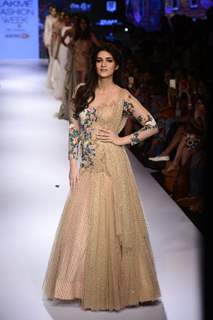 Kriti Sanon Sizzles at Lakme Fashion Week Day 5