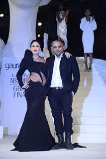 Kareena Kapoor with Gaurav Gupta at the Lakme Fashion Week Grand Finale