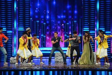 Salman, Sooraj Pancholi and Athiya Dances with Remo Dsouza During Promotions of Hero at Dance Plus