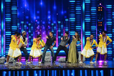 Salman, Athiya Shetty and Sooraj Pancholi Dances with Remo During Promotions of Hero at Dance Plus