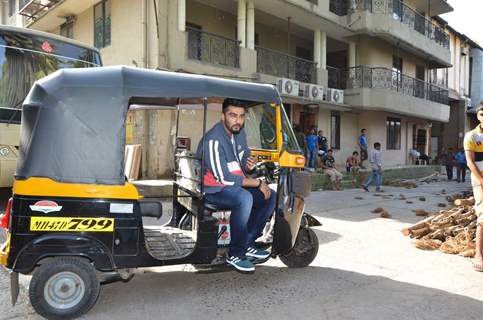 Arjun Kapoor Takes A Rickshaw Ride During a Shoot for Flying Machine