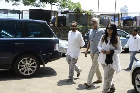 Shekhar Kapoor and Sudhir Mishra at Aadesh Shrivastava's Funeral