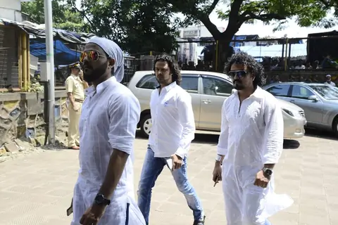 Toshi and Sharib Hashmi and Raja Hasan at Aadesh Shrivastava's Funeral