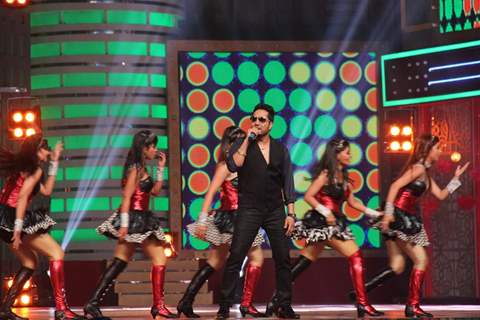 Mika Singh Performs at GR8 ITA Awards