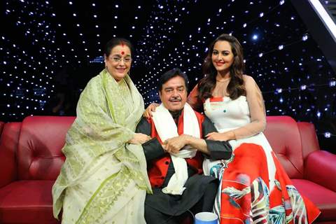 Poonam Sinha, Shatrughan Sinha and Sonakshi Sinha at Indian Idol Junior Season 2 Grand Finale