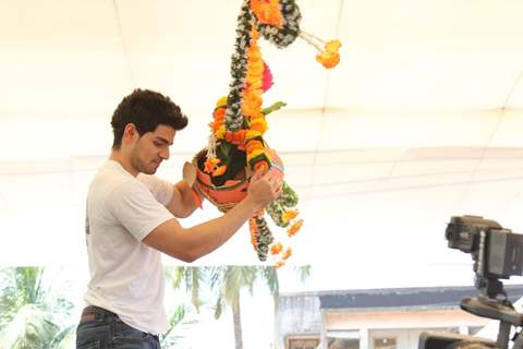 Sooraj Pancholi Breaks the 'Handi' at Pratap Sarnaik's 'Sanskriti Dahikala Utsav'