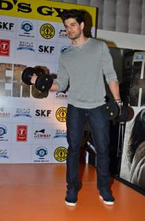 Sooraj Pancholi Lifts Some Dumbbells During the Promotions of Hero at Gold's Gym