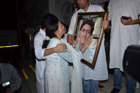 Aadesh Shrivastava's Wife Cries at His Prayer Meet