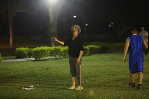 Akshay Kumar Plays Cricket on the Sets of Singh is Bliing