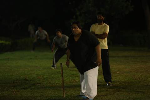 Ganesh Acharya and Prabhu Deva Plays Cricket on the Sets of Singh is Bliing