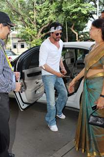 Shah Rukh Khan Snapped at Airport