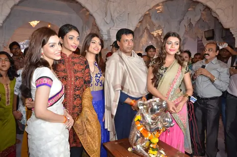 Madhur Bhandarkar With Calendar Girls Celebrates Ganeshotsav