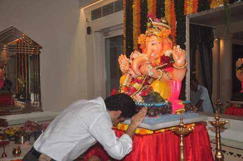 Tusshar Kapoor Takes Blessing from Ganpati on Ganesh Chaturthi