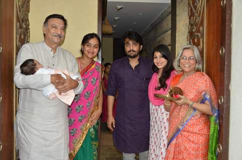 Suresh Oberoi and Family Brings Home Ganesha!