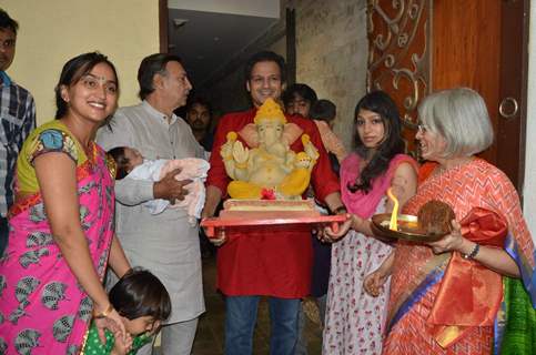 Vivek Oberoi and Suresh Brings Home Ganesha!