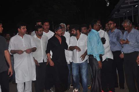 Shah Rukh Khan at Funeral of Karim Morani's Mother