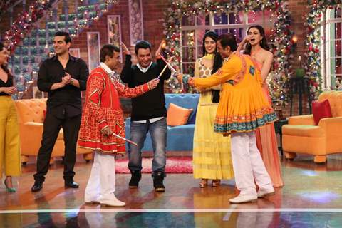 Abbas- Mustan play dandiya on Comedy Nights With Kapil