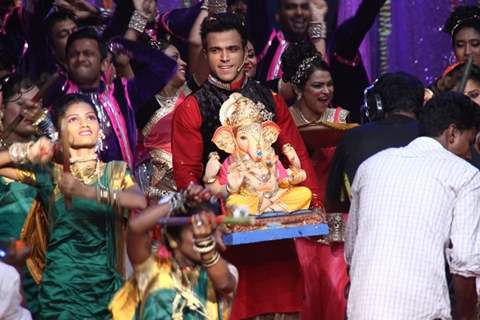 Rithvik Dhanjani With Ganesh Idol at Sony TV's Deva Shree Ganesha Show