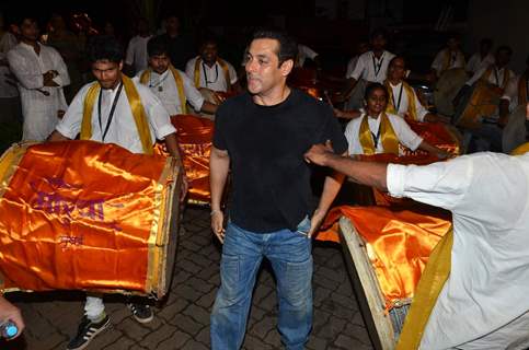 Salman Khan Dances on Dhol Beats During His Ganesh Visarjan Procession
