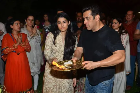 Salman Khan and Alizeh Agnihotri Does Last Ganesh Aarti Before Ganpati Visarjan