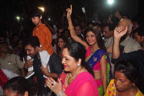 Shilpa Shetty and raj Kundra Dances During Ganpati Visarjan!