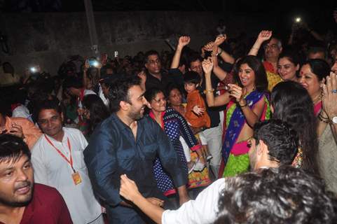 Raj Kundra and Shilpa Shetty Dances During Ganpati Visarjan!