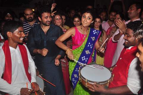 Shilpa Shetty Plays Dhol During Ganpati Visarjan!