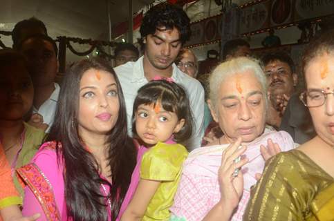 Aishwarya Rai Bachchan visits Sion Ganpati Mandal