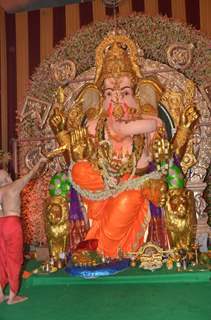 Celebs visit Sion Ganpati Mandal