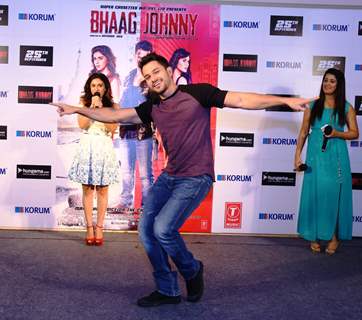 Kunal Khemu Shows Some Dance Moves During Promotions of Bhaag Johnny in Korum Mall