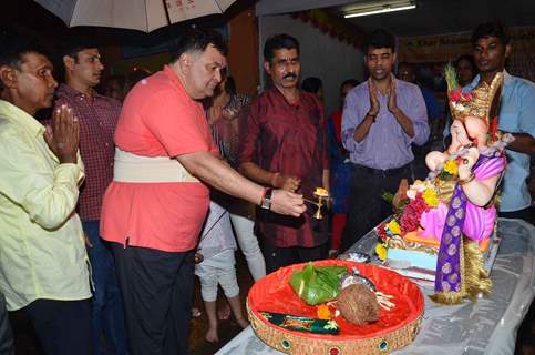 Rishi Kapoor Does Pooja Before Ganpati Visarjan