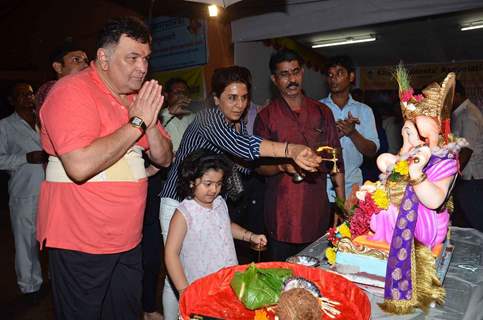 Rishi Kapoor and Neetu Singh Does Pooja Before Ganpati Visarjan