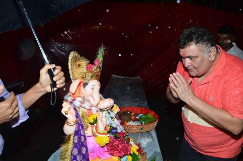 Rishi Kapoor Prays Before Ganpati Visarjan