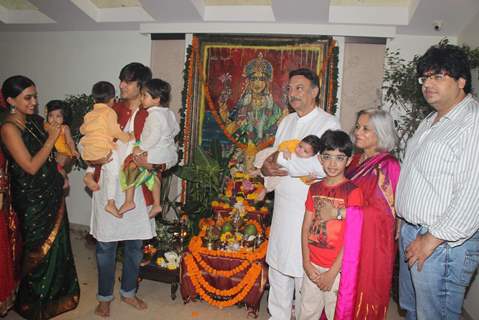 Vivek Oberoi's Family Picture Before Ganesh Visarjan