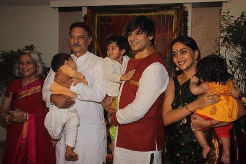 Vivek Oberoi's Family Picture Before Ganesh Visarjan